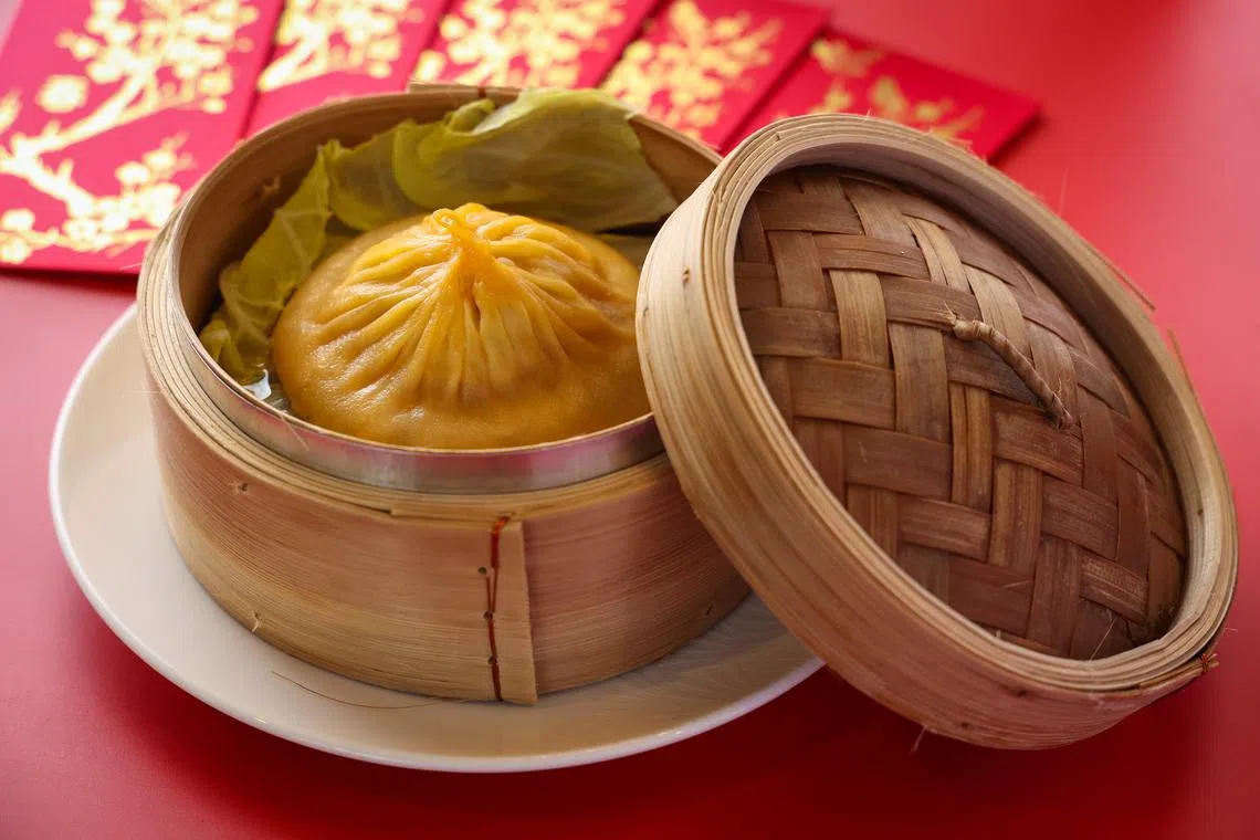 多汁的上海蟹粉大小包。（龙国雄摄）