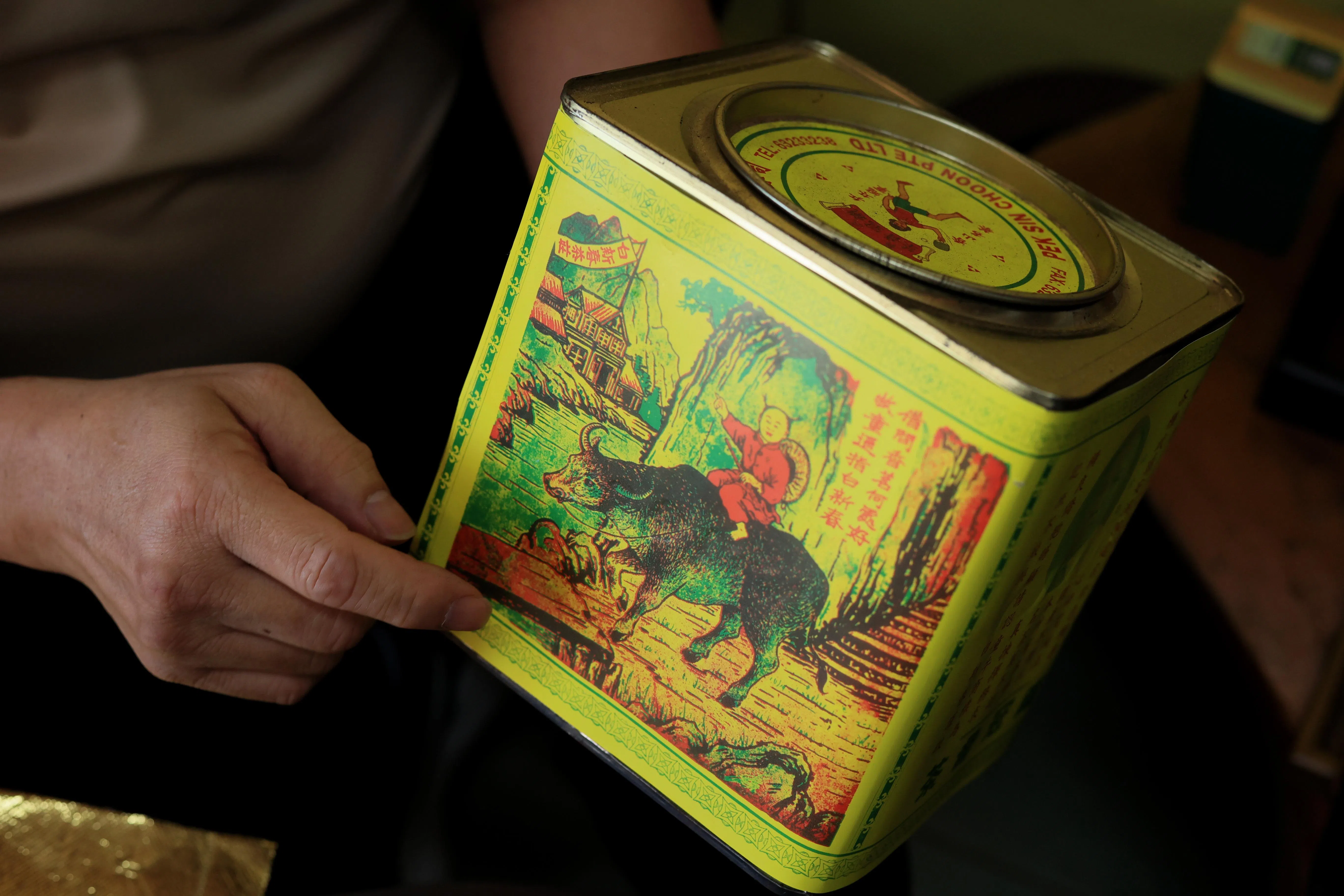 白新春茶庄把包好的茶叶装进可持续使用八至十次的小桶，讲求环保。（龙国雄摄）