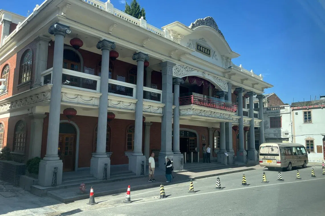 老妈宫戏台建筑中西合璧，充满民国风情。（曹又方摄）