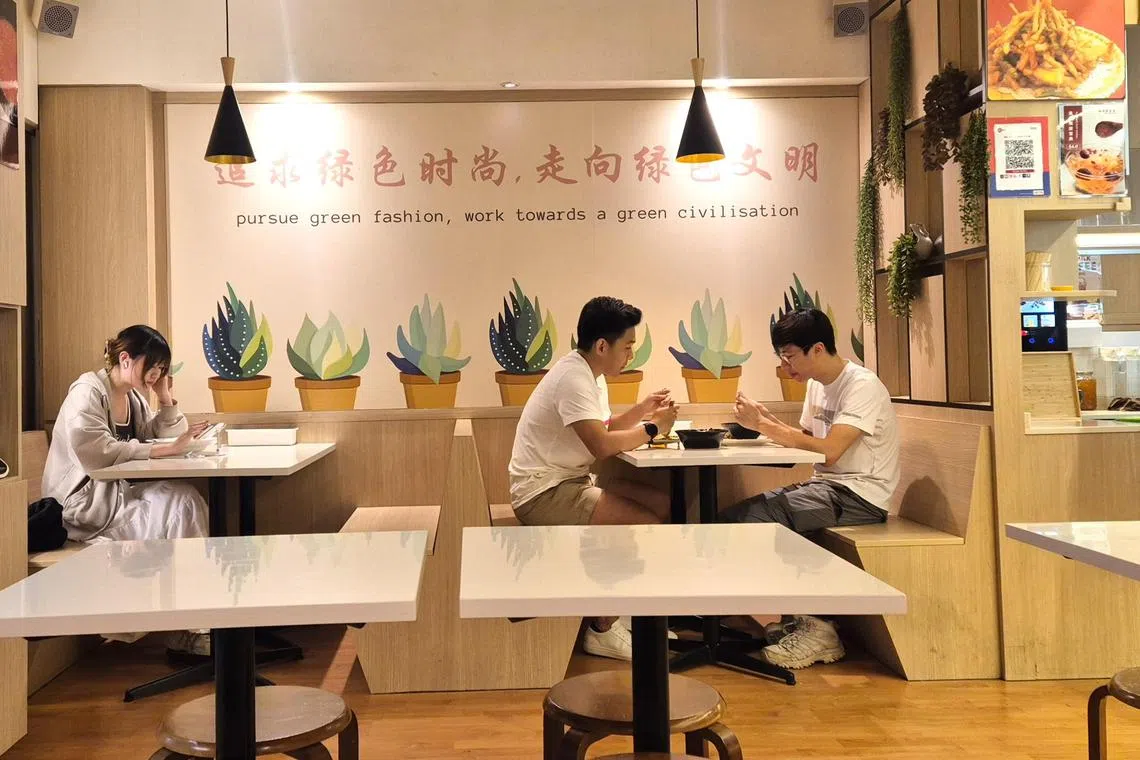 红苹果素食店以木色和白色为主，既现代又带有自然温度。（陈爱薇摄）