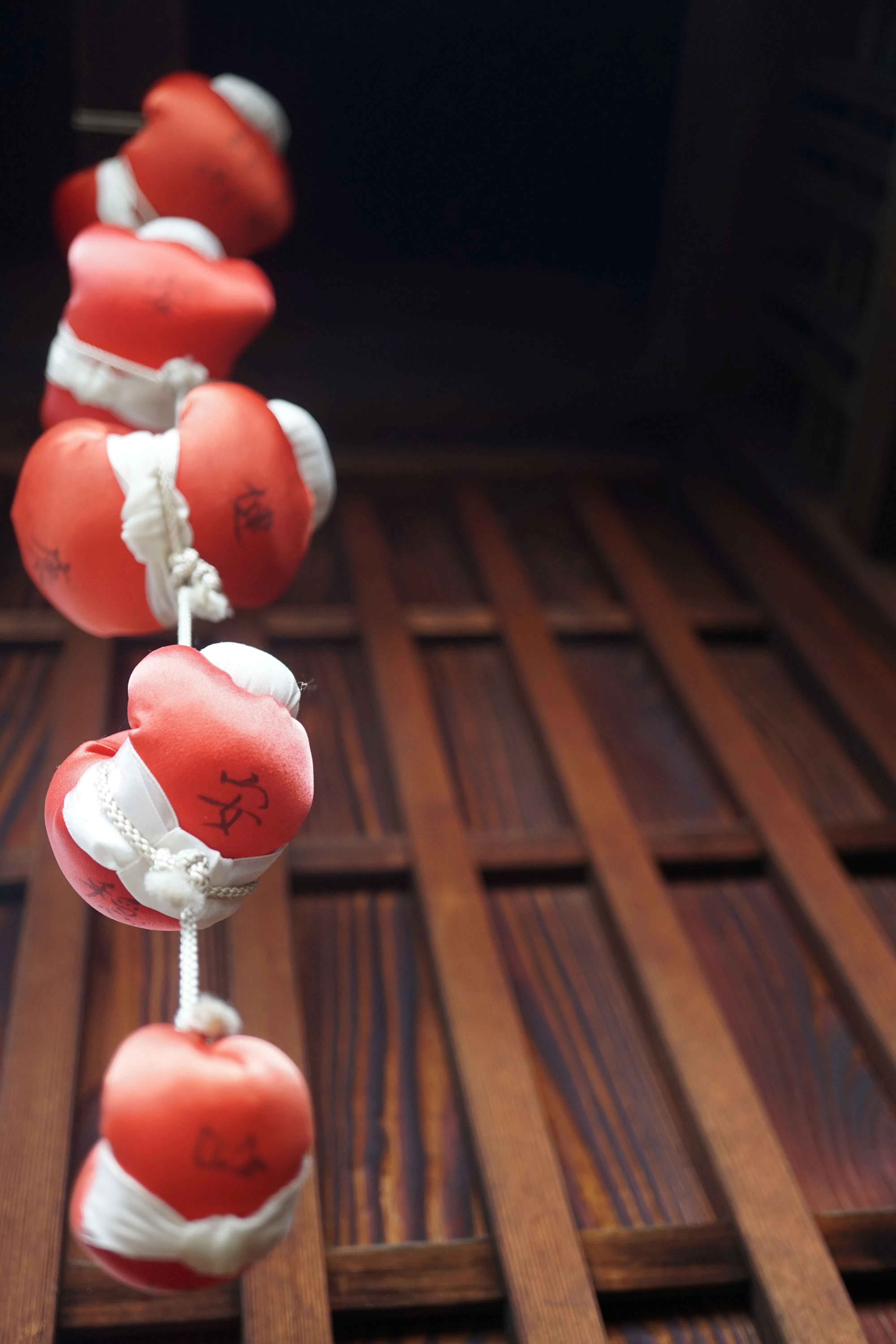 Traditional “substitute monkey” charms beneath the eaves are said to take on disasters on the inhabitants’ behalf.（Photo: Ye Huanling）