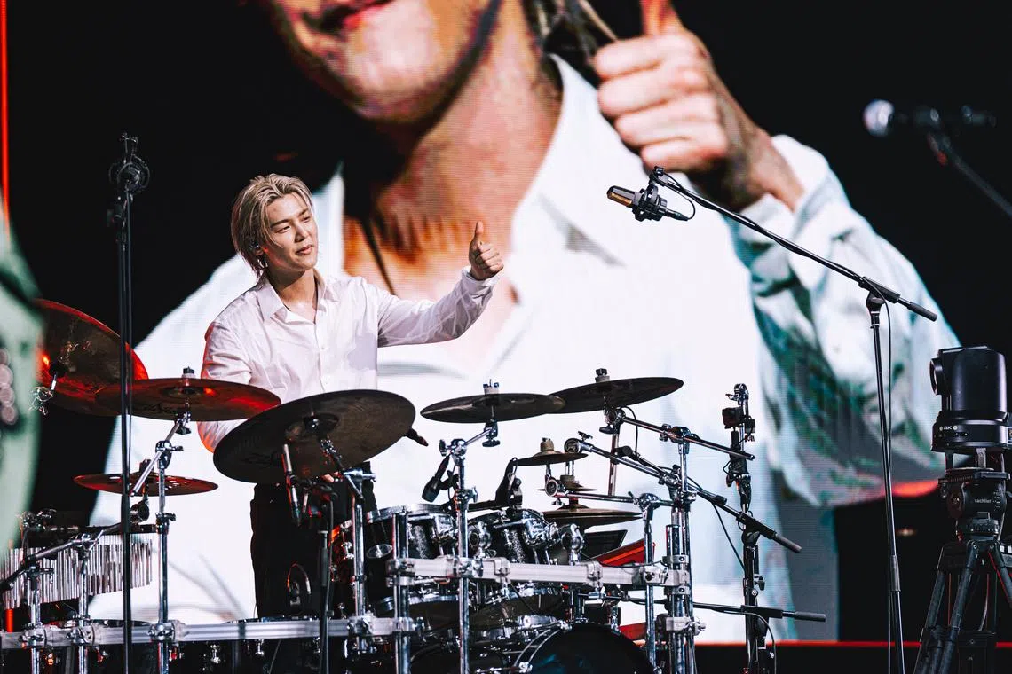 鼓手姜敏赫向粉丝请教如何用Singlish说“漂亮”。（CK Star提供）