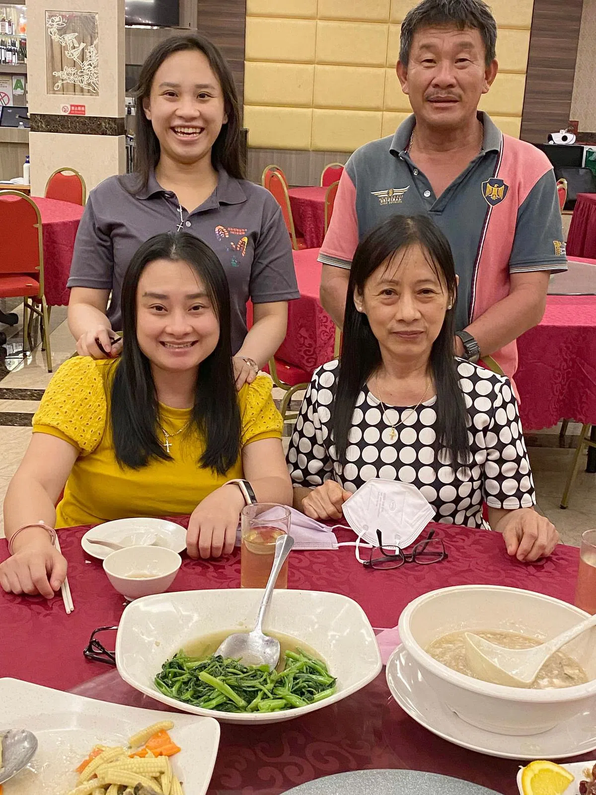 时隔三年， 24岁的裕廊社区医院注册护士陈矜颖（后排左）终于能在上个月返回马来西亚砂拉越探亲。 （受访者提供） 