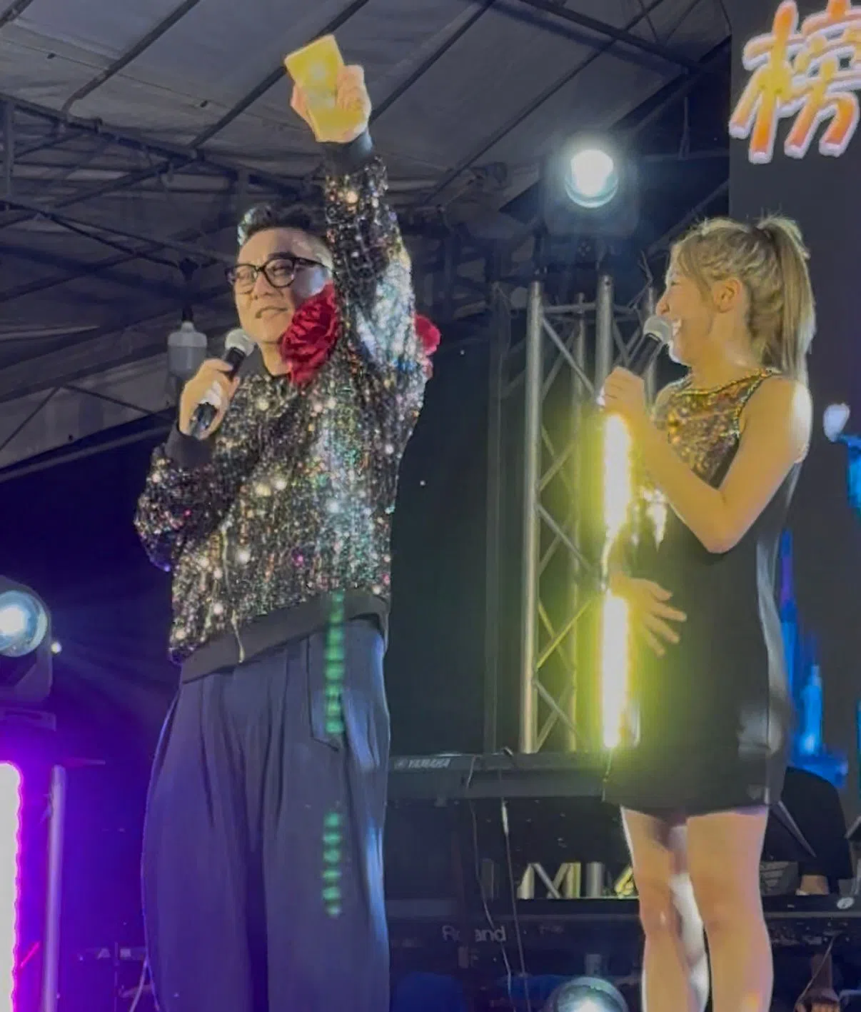 郭亮身穿bling bling亮片外套，左肩点缀着一朵抢眼的大红花饰品，华丽登台。（新艺经纪提供）