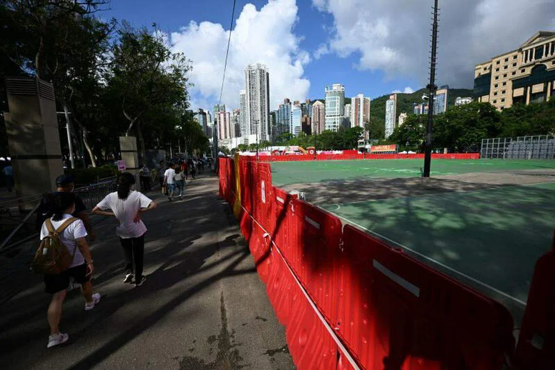 维多利亚公园一些足球场被水马围了起来。（法新社）