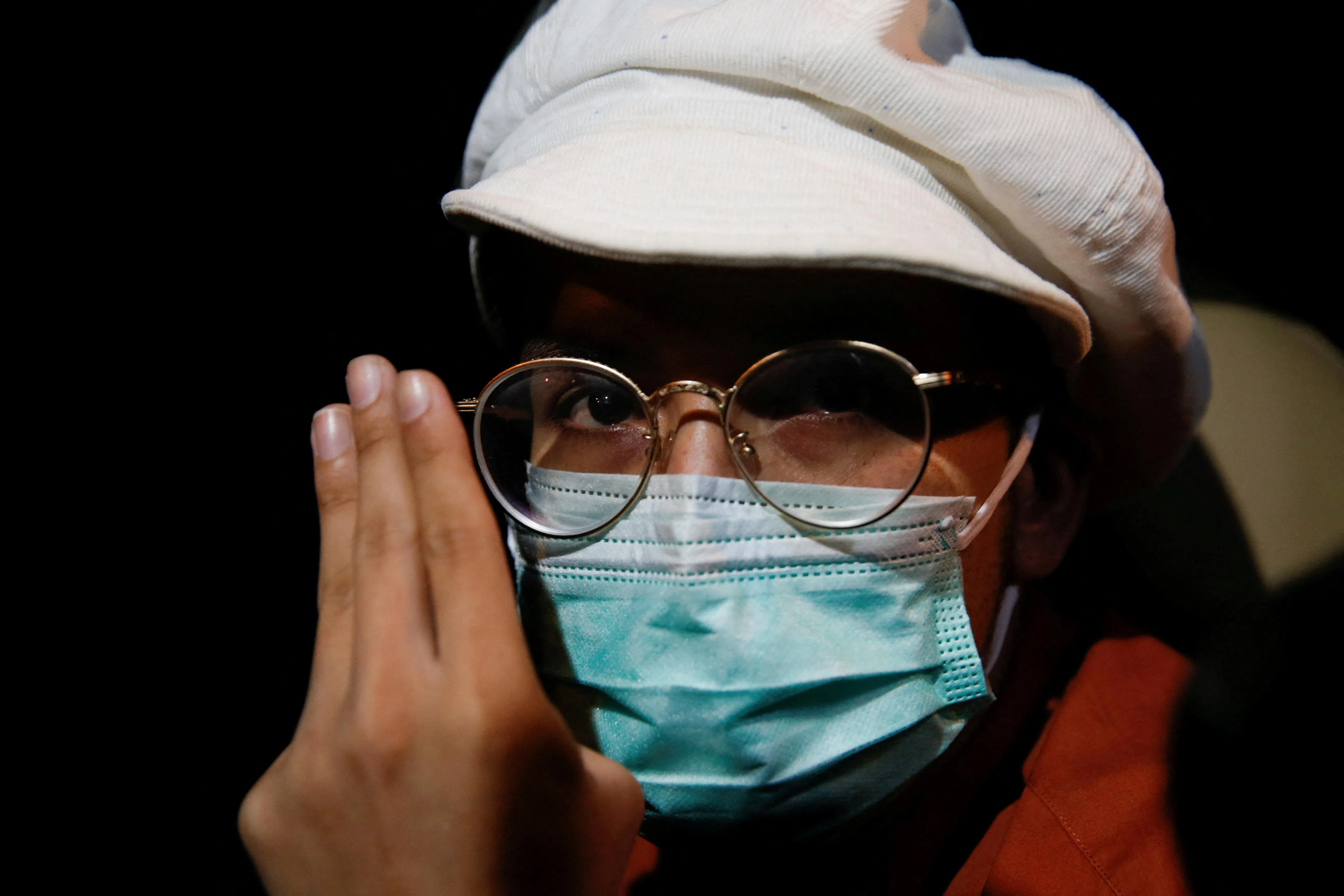 焚烧泰王哇集拉隆功肖像的音乐人猜阿曼，被法院裁定纵火罪、冒犯君主罪和电脑犯罪罪名成立，判处四年监禁。（路透社）