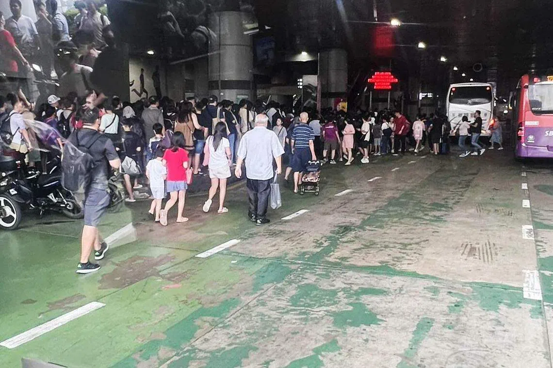 网民指新山入境大厅塞满人。（取自脸书）