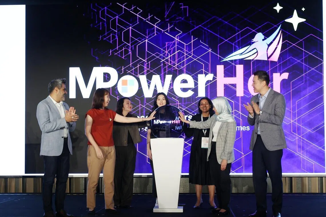 由微软新加坡、新加坡科技女性运动、Mums@Work，和Code; Without Barriers联办的MPowerHer项目星期四推出。数码发展及新闻部兼保健卫生部政务部长拉哈尤（右二）和谢伟伦（右一）参与开幕仪式。（何家俊摄）