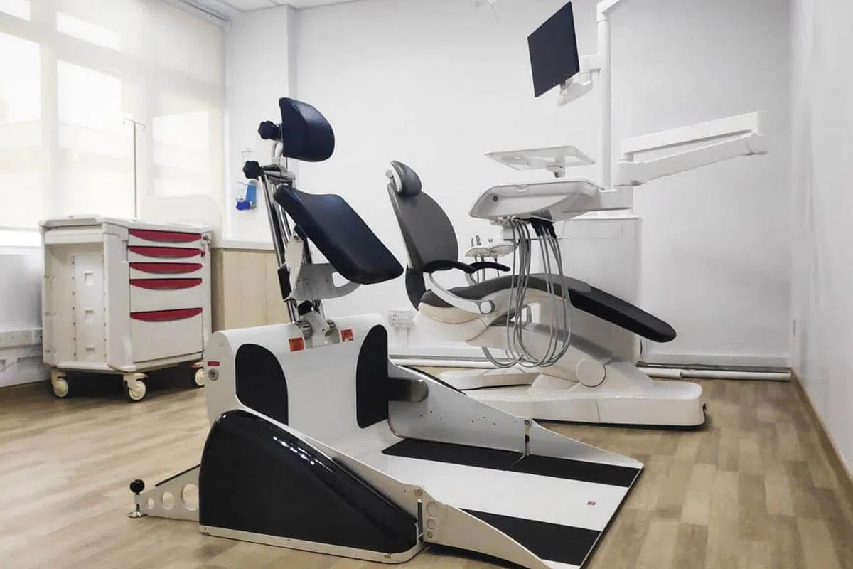 设于新协立综合设施内的牙科诊所可以让轮椅使用者直接“躺”在轮椅接受治疗。（图／新协立提供）