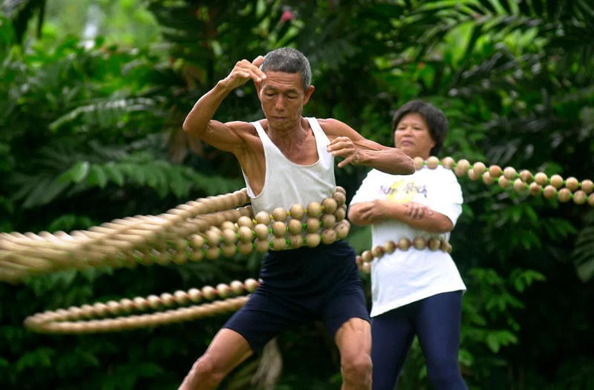 妻子丘莲英说，胡豪其摇木珠呼啦圈很厉害，一次还能摇三条。（档案照）
