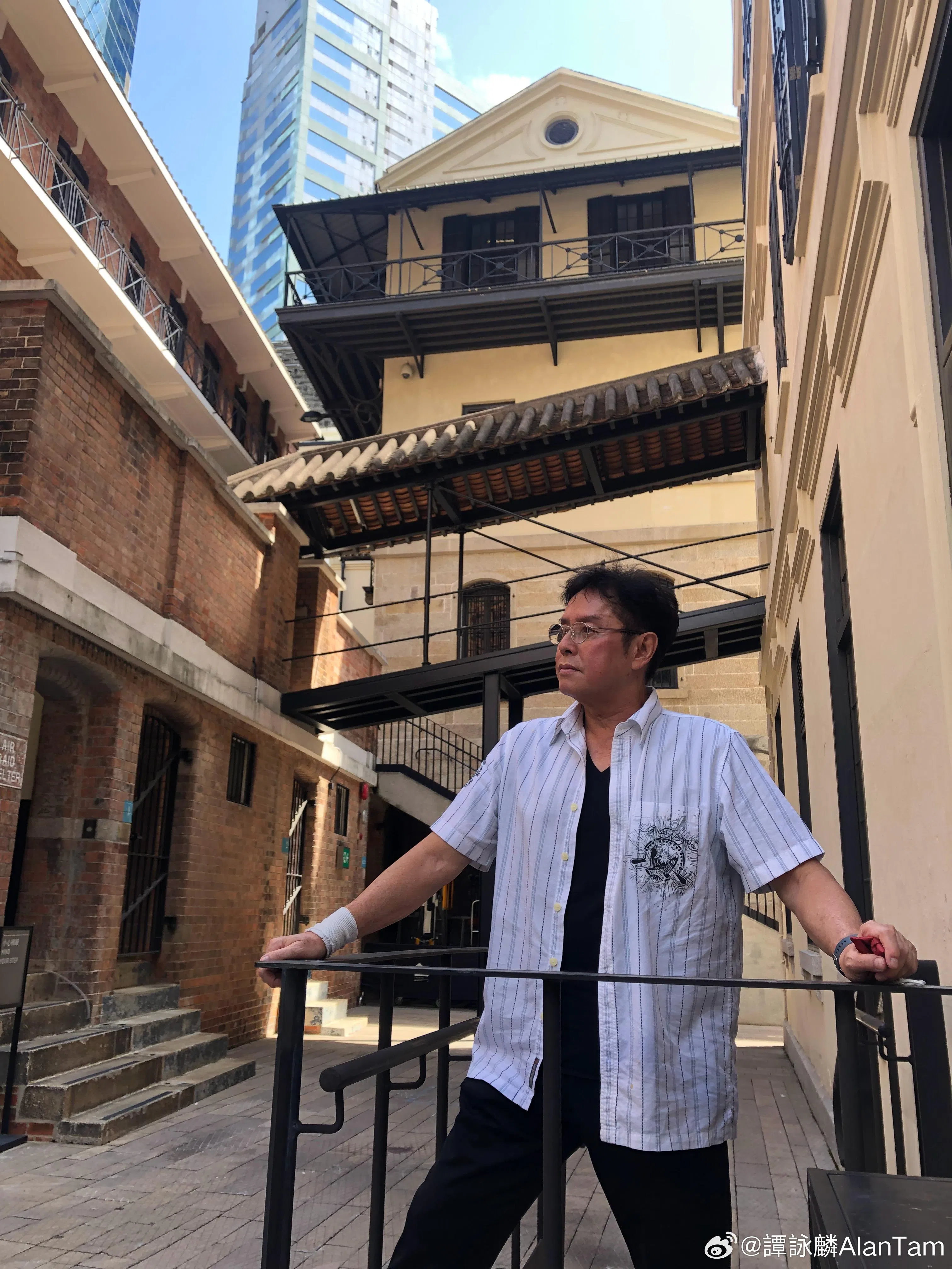 谭咏麟16日在微博分享近照，只见他的右手仍包着纱布。（取自谭咏麟IG）