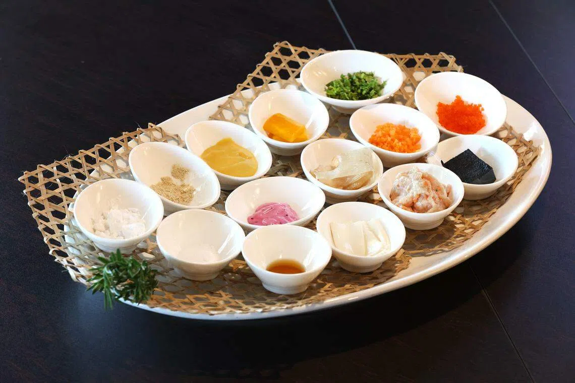 凤凰鸳鸯鸡虽然贵为冠军菜，食材可变通，在家也能学着做。（何家俊摄）