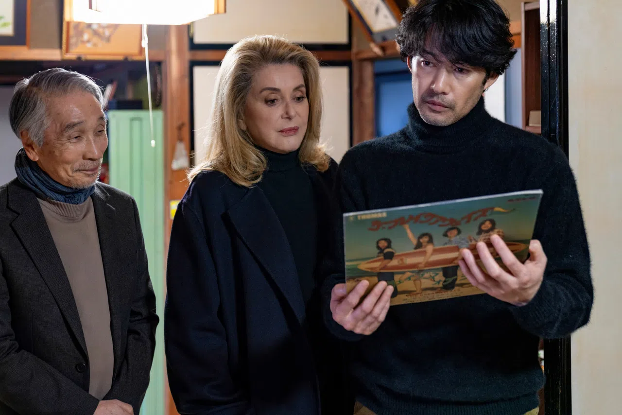 邱金海找来法国影后Deneuve（中）和日本男神竹野内丰（右）主演《生后世》。（新加坡电影协会提供）