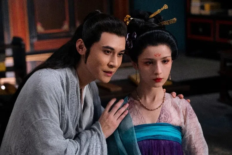 香港男星陈家乐与中国大陆女星哈尼克孜，在《无忧渡》中上演人妖恋。（互联网）