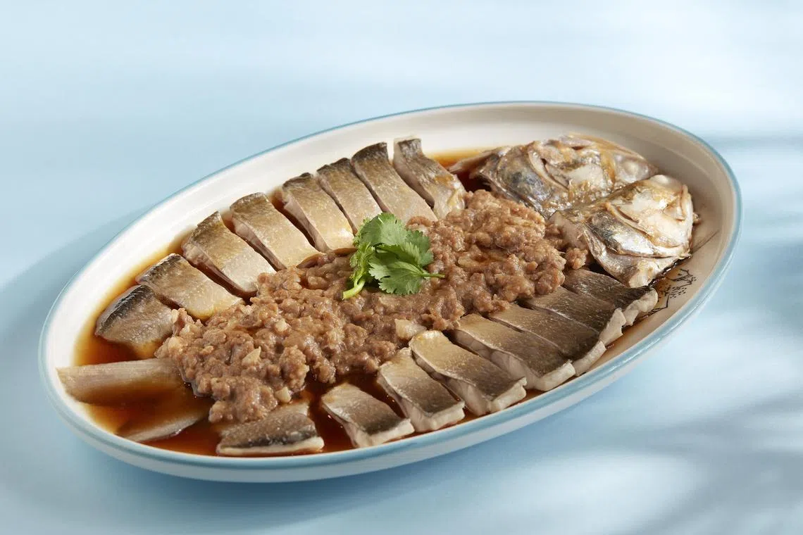 嘉苑美鸭的新菜肴，有秘制肉饼蒸“忘不了鱼”。（餐馆提供）