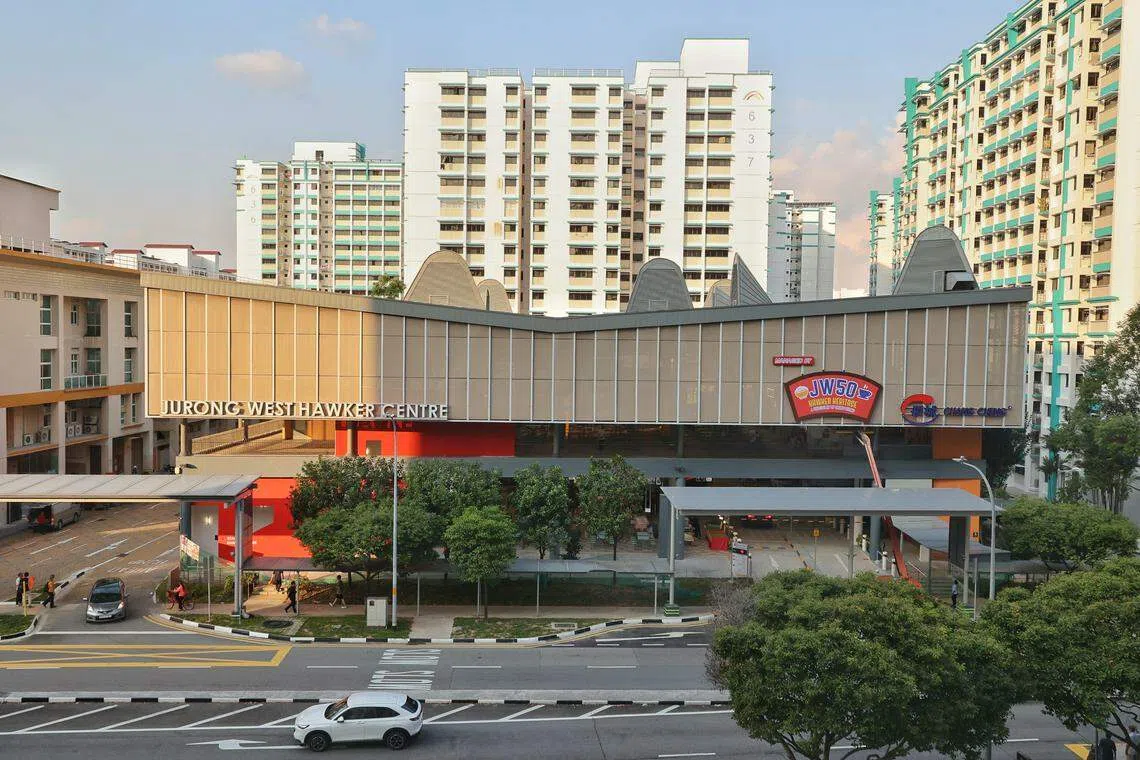 裕廊西61街的裕廊西小贩中心完成翻新，里头的熟食摊从原本的34个增至39个，据悉售卖100多道本地和海外美食。（唐家鸿摄）