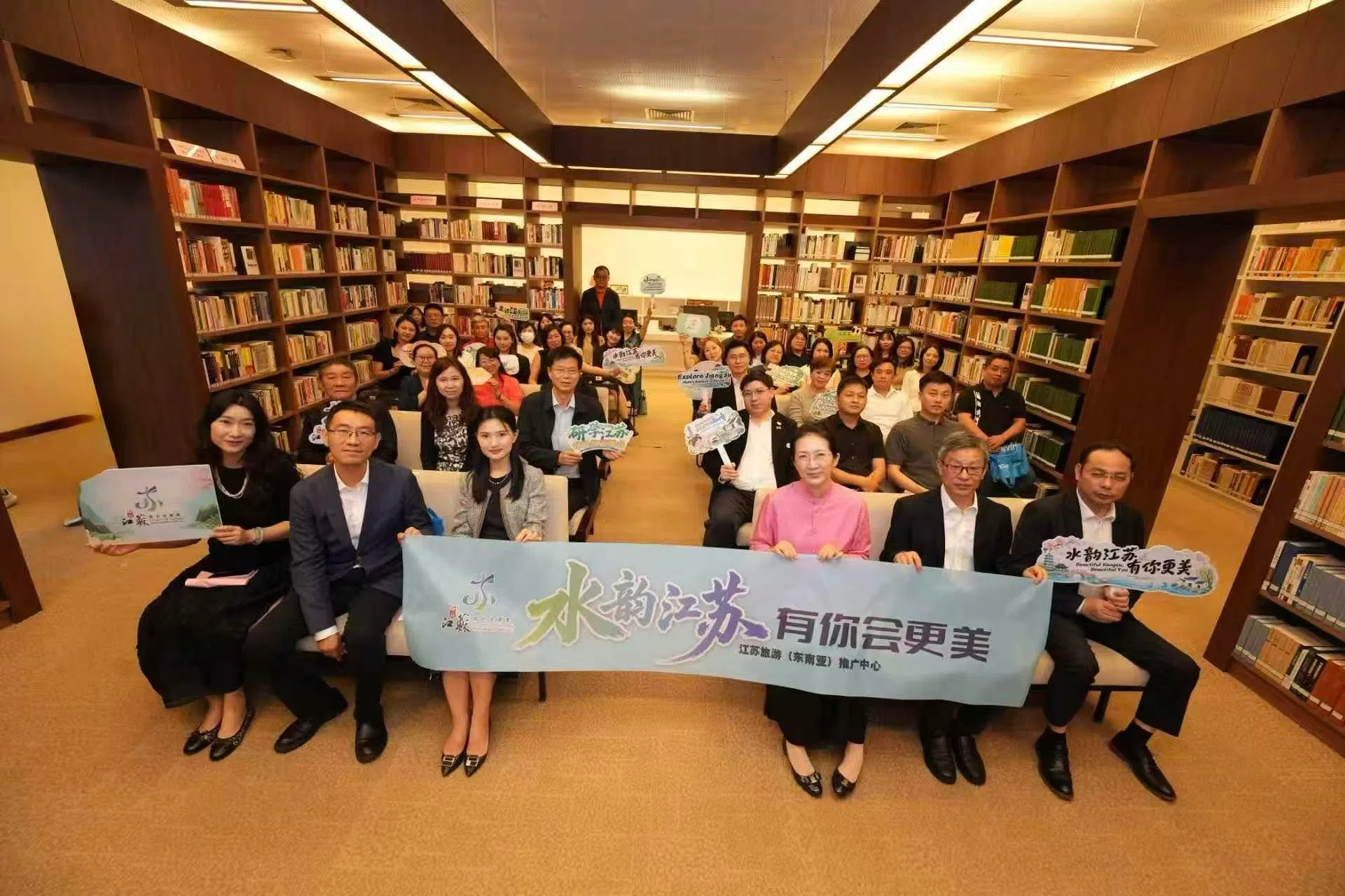 坐在前排的新加坡中国文化中心兼旅游办事处主任孔媛（右三）、江苏省文化和旅游厅二级巡视员李虎仁（ 右二）、中国驻新加坡旅游办事处副主任张淼晶（左三）、江苏省驻新加坡／马来西亚经贸代表处主任代表沈立国（右一）与一众嘉宾合影。（江苏旅游（东南亚）推广中心提供）