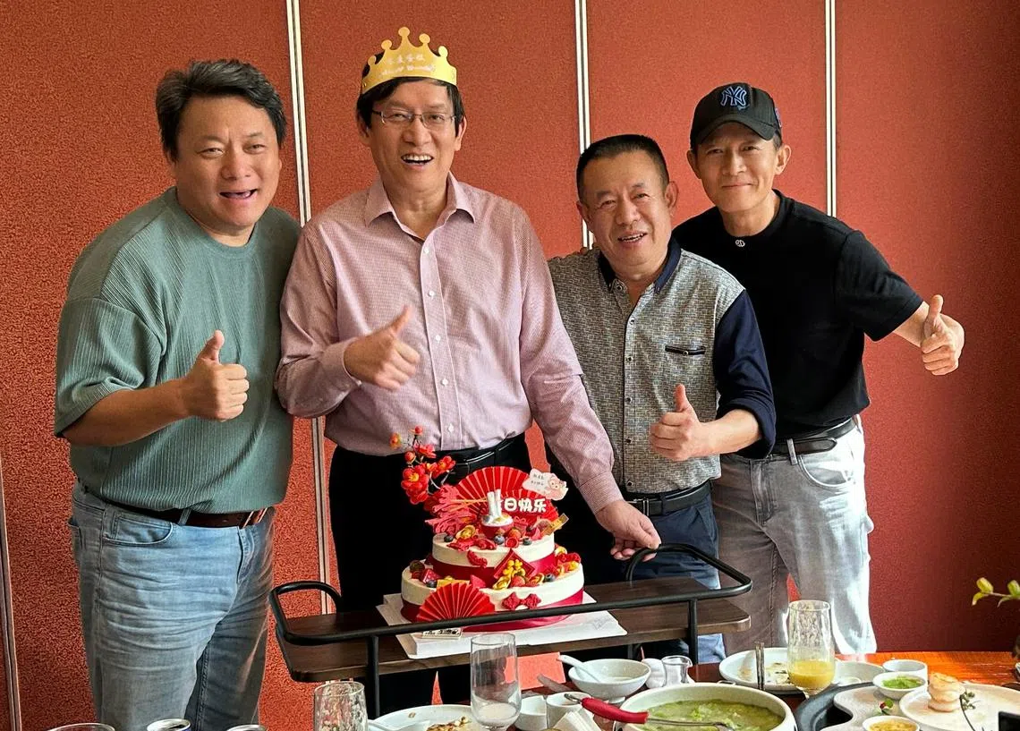 杨志刚（右一）是老幺，上有三个哥哥，大四岁的郭靖宇（左一）是三哥。（取自杨志刚微博）