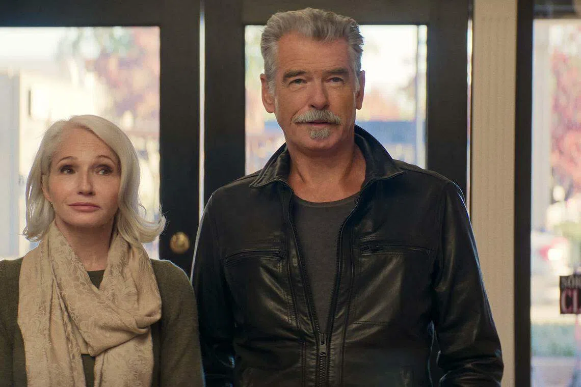 《认贼作爸妈》皮尔斯布罗斯南（右）和艾伦芭金（左）饰演鸳鸯大盗。（Netflix提供）