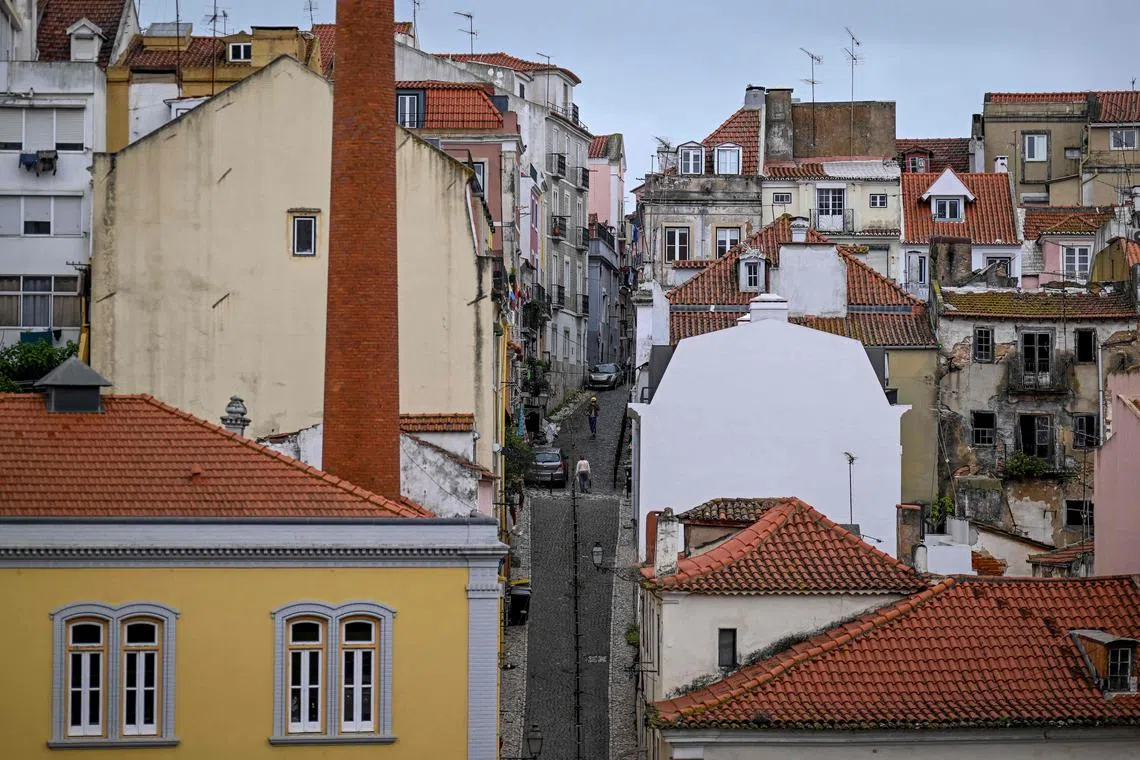 葡萄牙原本是欧洲最受欢迎的黄金签证目的地之一，然而随着90%的项目资金流入房地产市场，这个项目也开始受到批评。（法新社）