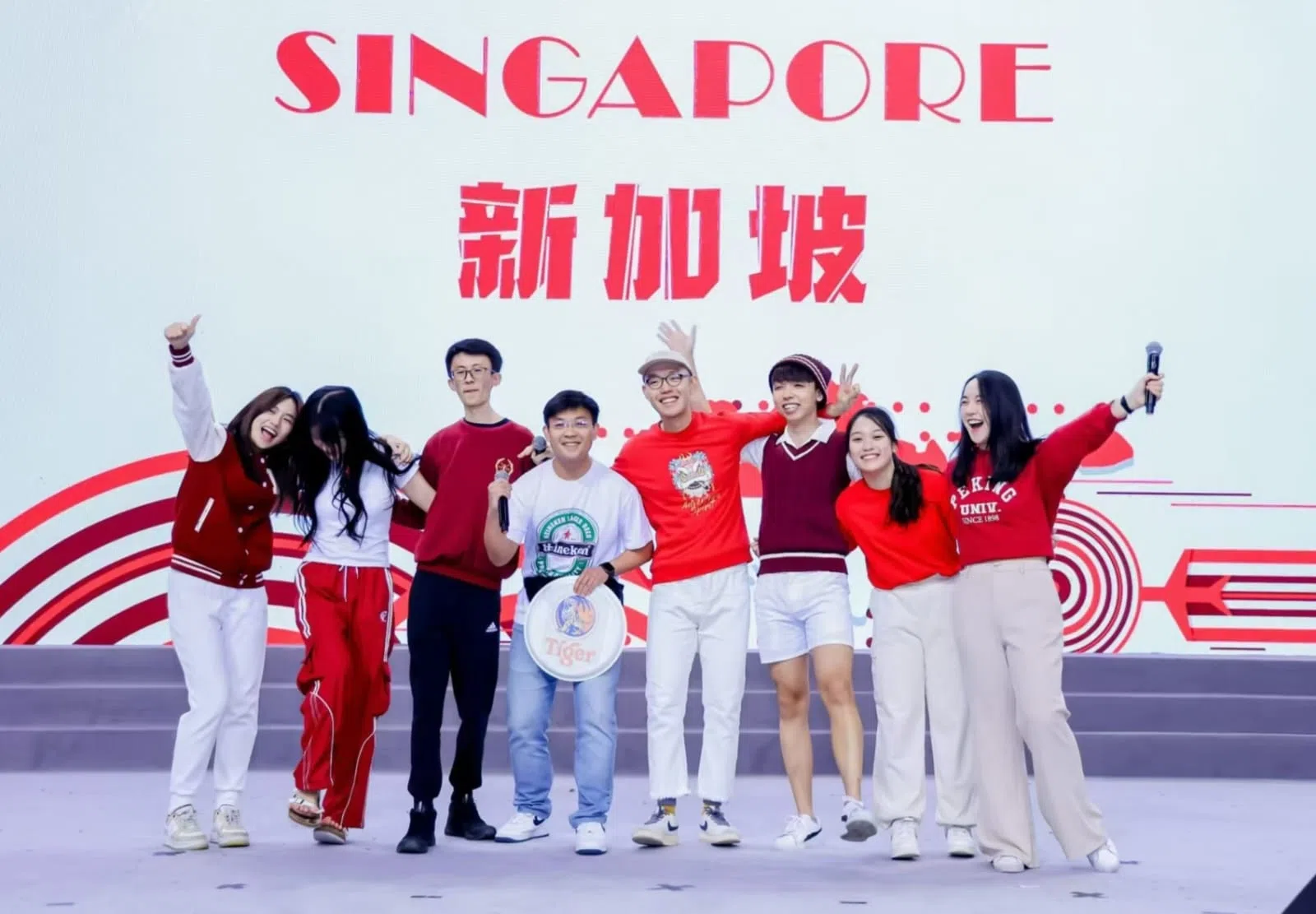 新加坡留学生在异乡相互依靠，对于很多“不习惯”甚至“看不惯”都能产生强烈的共鸣。这是2024年新加坡留学生在北京大学国际文化节上表演新谣串烧时的合照。（作者提供）