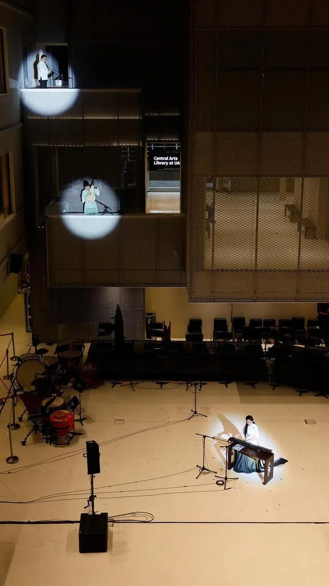 黄显行（上起）、俞嘉、汪禹含分别位于不同楼层，当追光灯亮起，仿佛博物馆展橱中的乐师陶俑苏醒。（黄晨达提供）