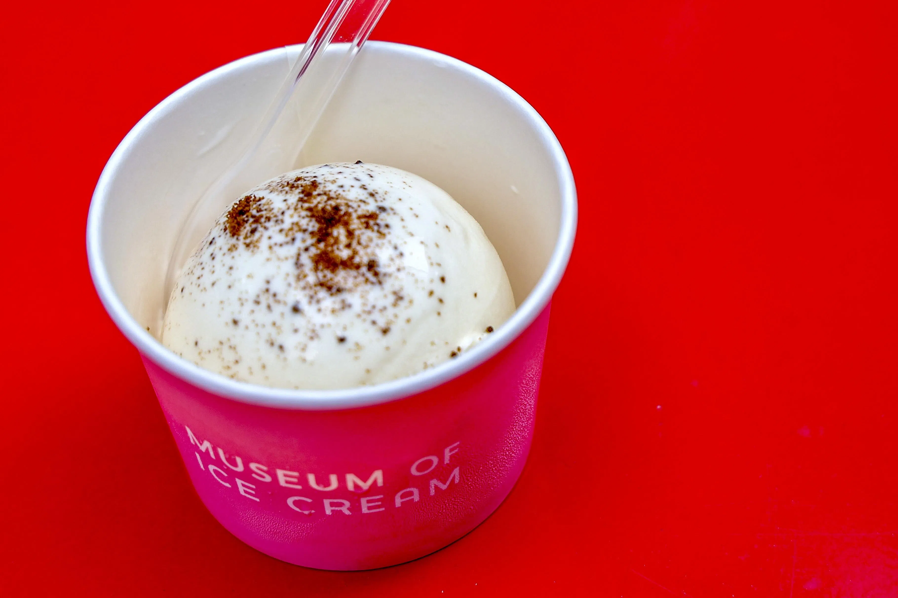 作为本地老字号的酱油厂商，大华食品工业的年轻一代选择将酱油融入甜品，以口味创新突破传统束缚，通过跨界合作来“圈粉”年轻受众。（陈斌勤摄）