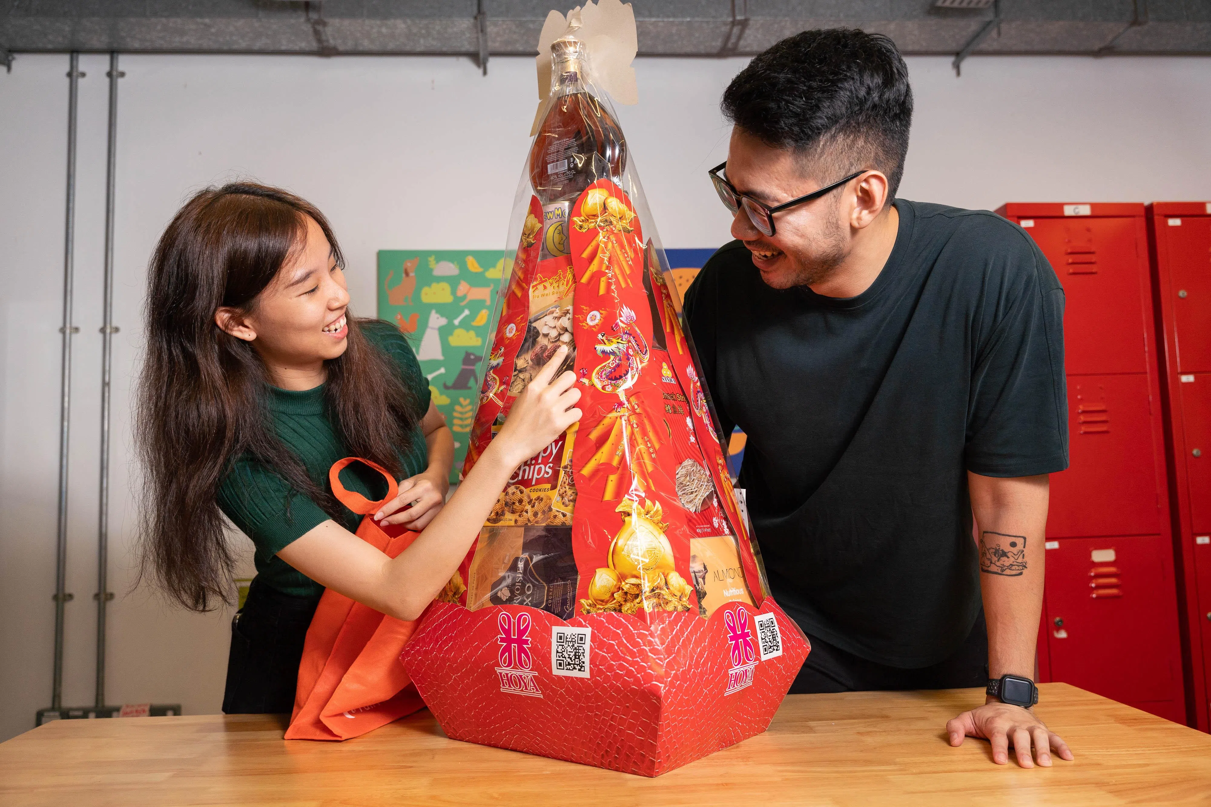 新年贺礼尽快送上，让收礼人知道哪些年货不必另外添购，减少过量购买的浪费。（特约摄影张荣摄）