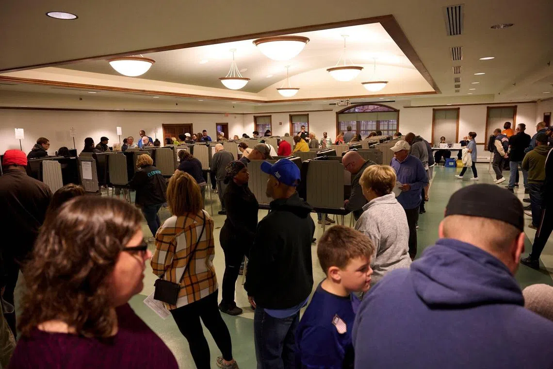 选民在俄亥俄州林德赫斯特（Lyndhurst）的投票站排队投票。（彭博社）