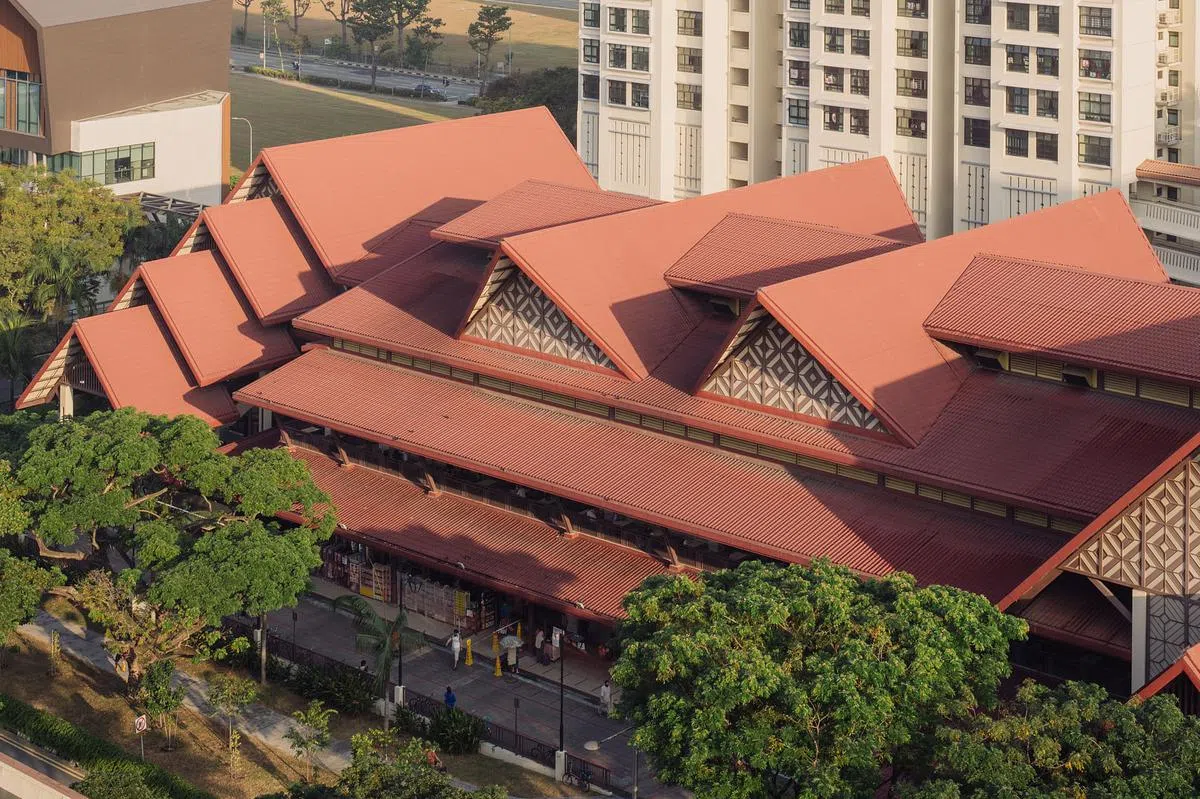 摄影师古国杰从对面组屋拍摄到芽笼士乃熟食中心如传统马来屋的全貌。（古国杰摄）