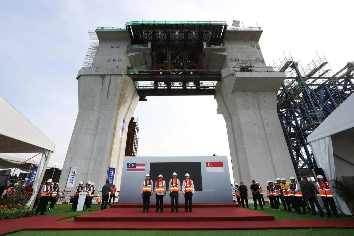 新加坡和马来西亚多名政要出席活动，包括（台上左起）马来西亚交通部长陆兆福、首相安华、新加坡总理李显龙和代交通部长兼财政部高级政务部长徐芳达。（何家俊摄）