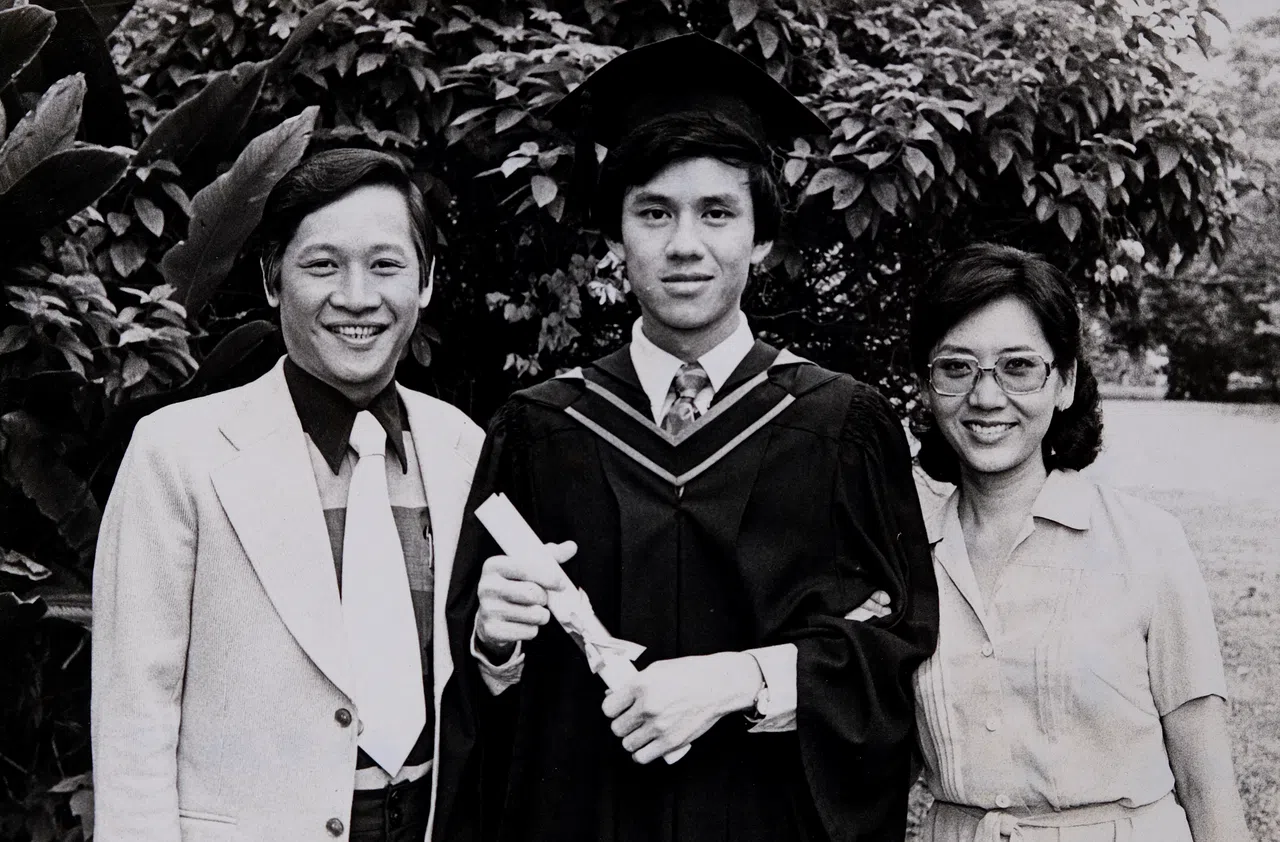 张为早年（左）曾与已故的黄文永（中）合演舞台剧。（张为提供）