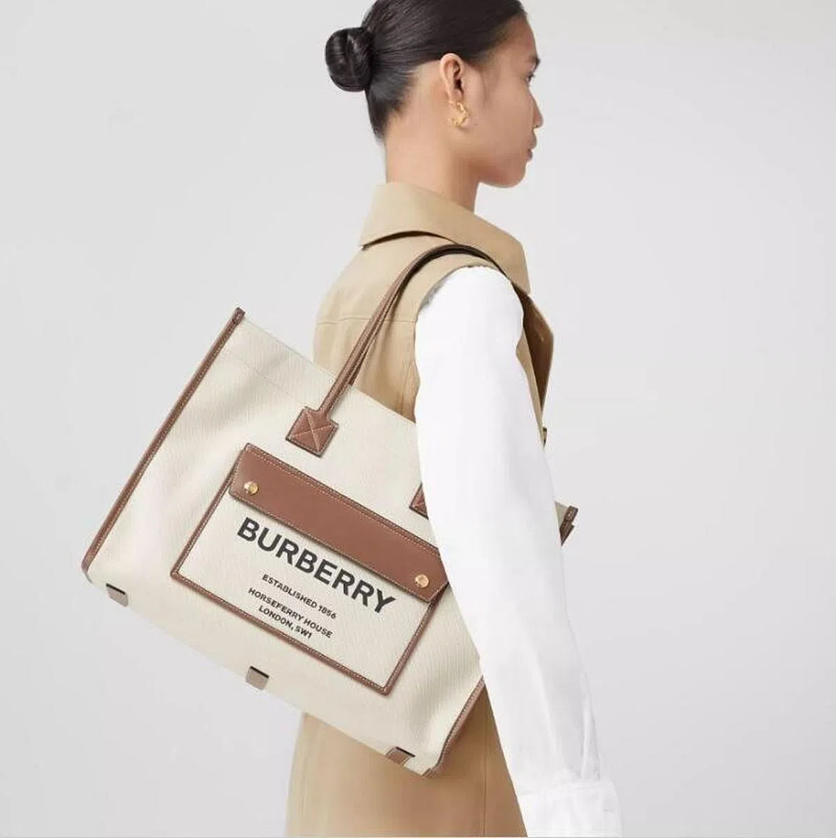 Burberry Freya托特包，文艺范儿的学院派，适合轻熟龄职场人。（取自品牌官网）