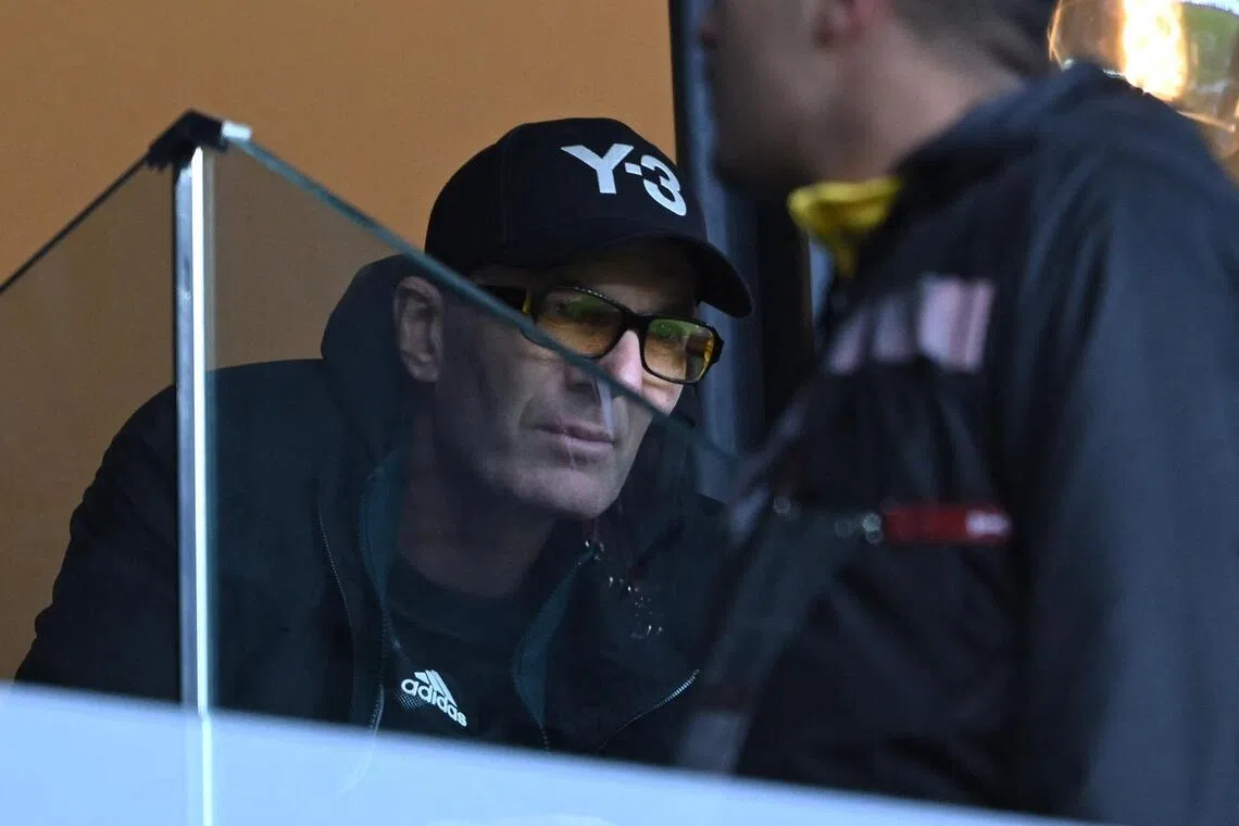 法国名宿齐达内为支持儿子，在平安夜飞到摩洛哥观看阿尔及利亚对苏丹的非洲杯小组赛。（法新社）