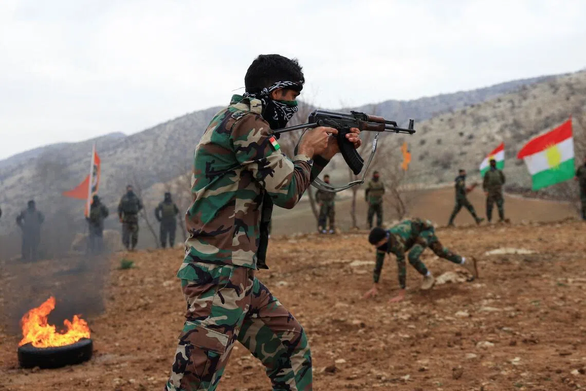 Militantes del Partido de la Libertad Kurda en Irak realizaron ejercicios de combate. Según informes, la administración Trump se ha puesto en contacto con milicias kurdas locales y está considerando movilizarlas para combatir sobre el terreno contra las fuerzas del gobierno iraní. (Reuters)