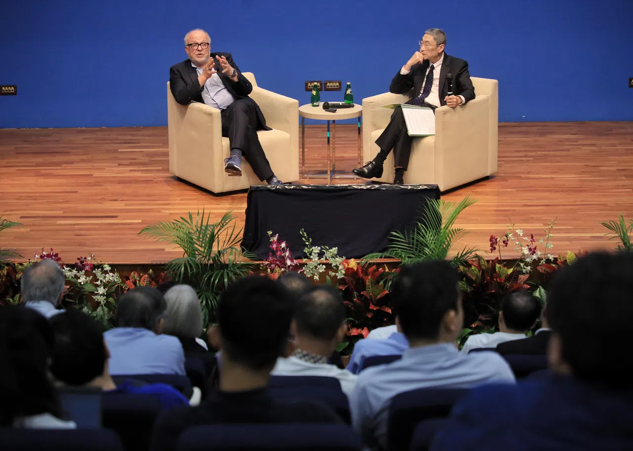 国大人口健康中心执行理事兼女皇镇保健区指导委员会联席主席黄聿立教授（右）与英国伦敦商学院经济学教授斯科特一同在新书分享会上探讨年龄化与再就业等议题。（何炳耀摄）