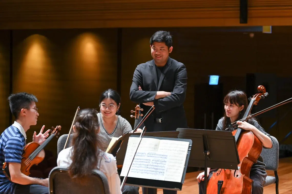 音乐节联合艺术总监王毓忠正在指导参与团体。（主办方提供）