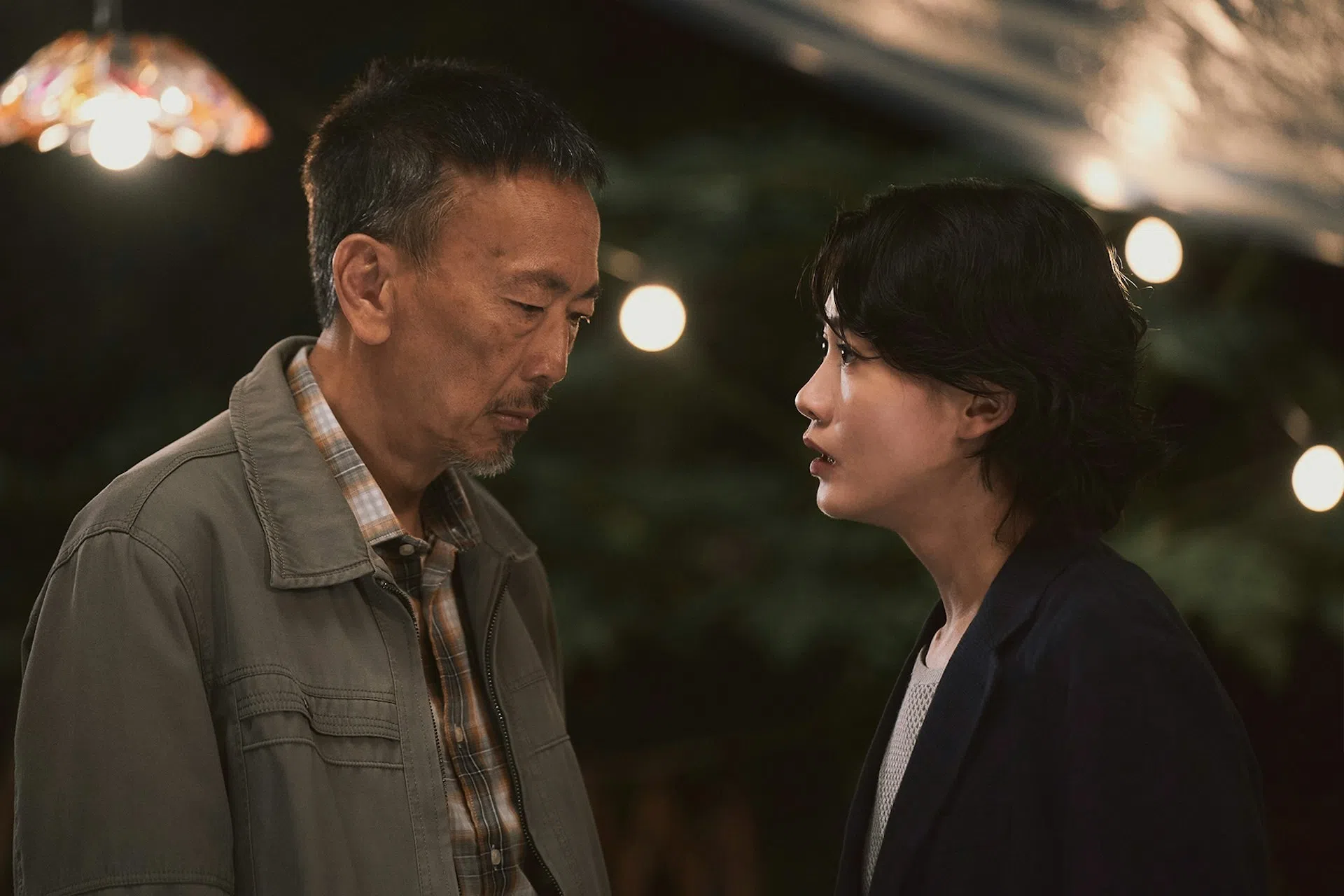 戏中，郑丹瑞（左）与饰演他女儿的廖子妤（右）关系疏离。（互联网）