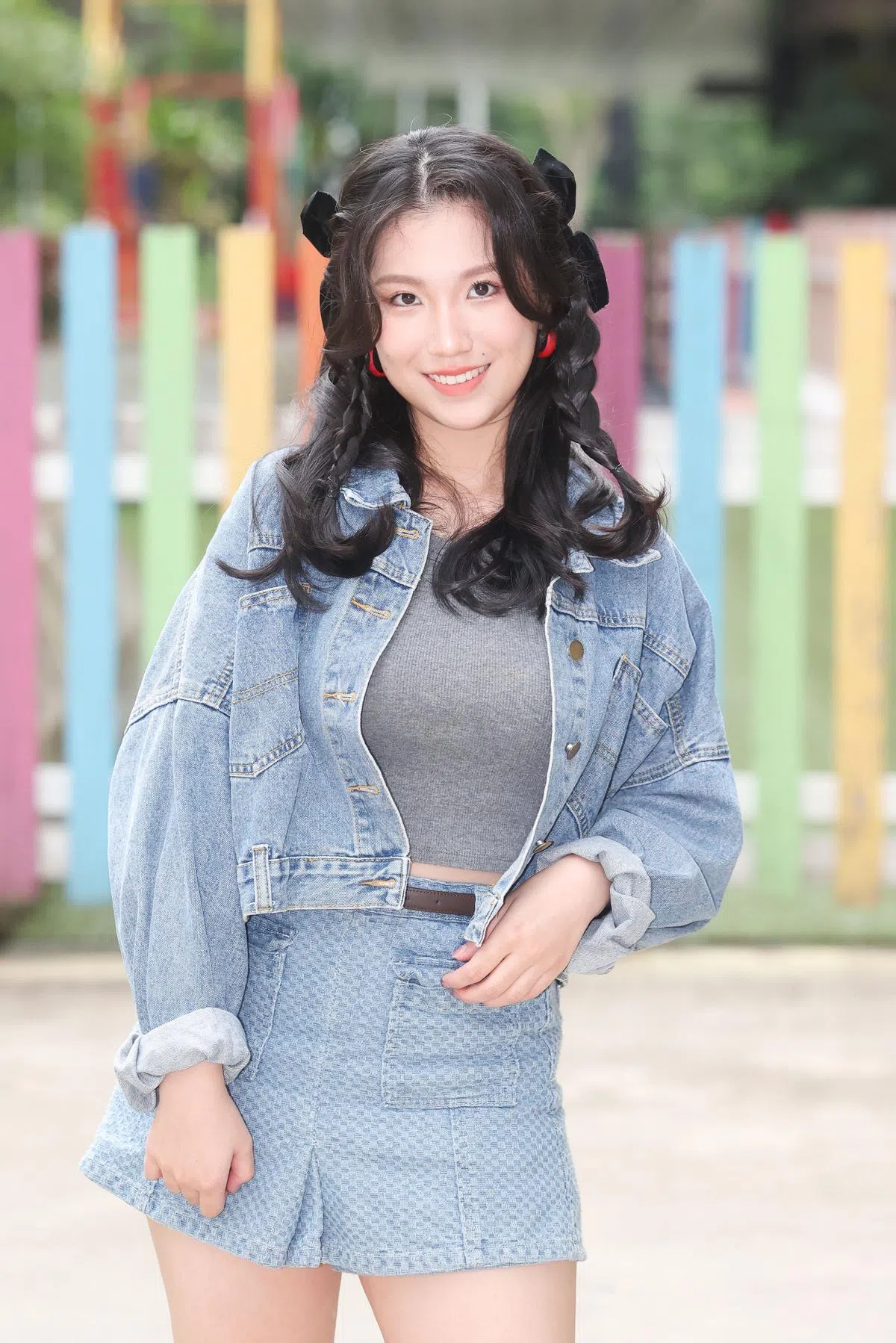 适当搭配发饰，可营造女生发型的可爱气质。（陈斌勤摄）