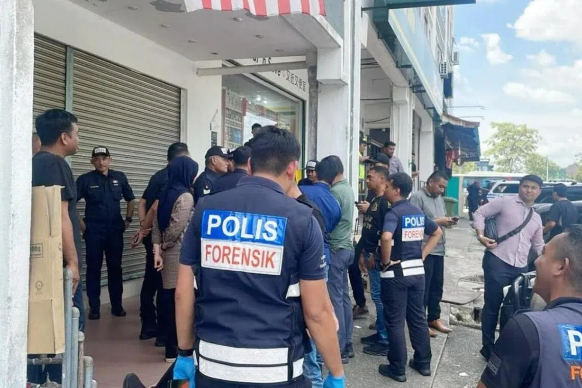 森美兰汝来迪沙帕玛商业区停车场星期一上午6时许突然发生爆炸。警方鉴证组人员接报后到场调查。（星洲日报）