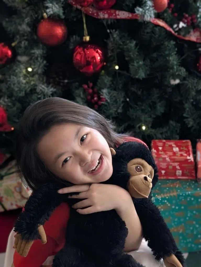 《小娘惹之翡翠山》的“小心娘”谢芷萱告诉圣诞老人，她觉得拍戏很好玩。（谢芷萱提供）