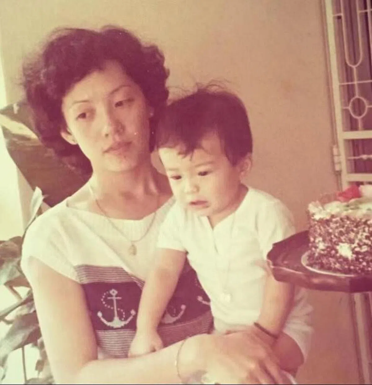 小时候的王冠逸被妈妈抱在怀里。（网络照片）