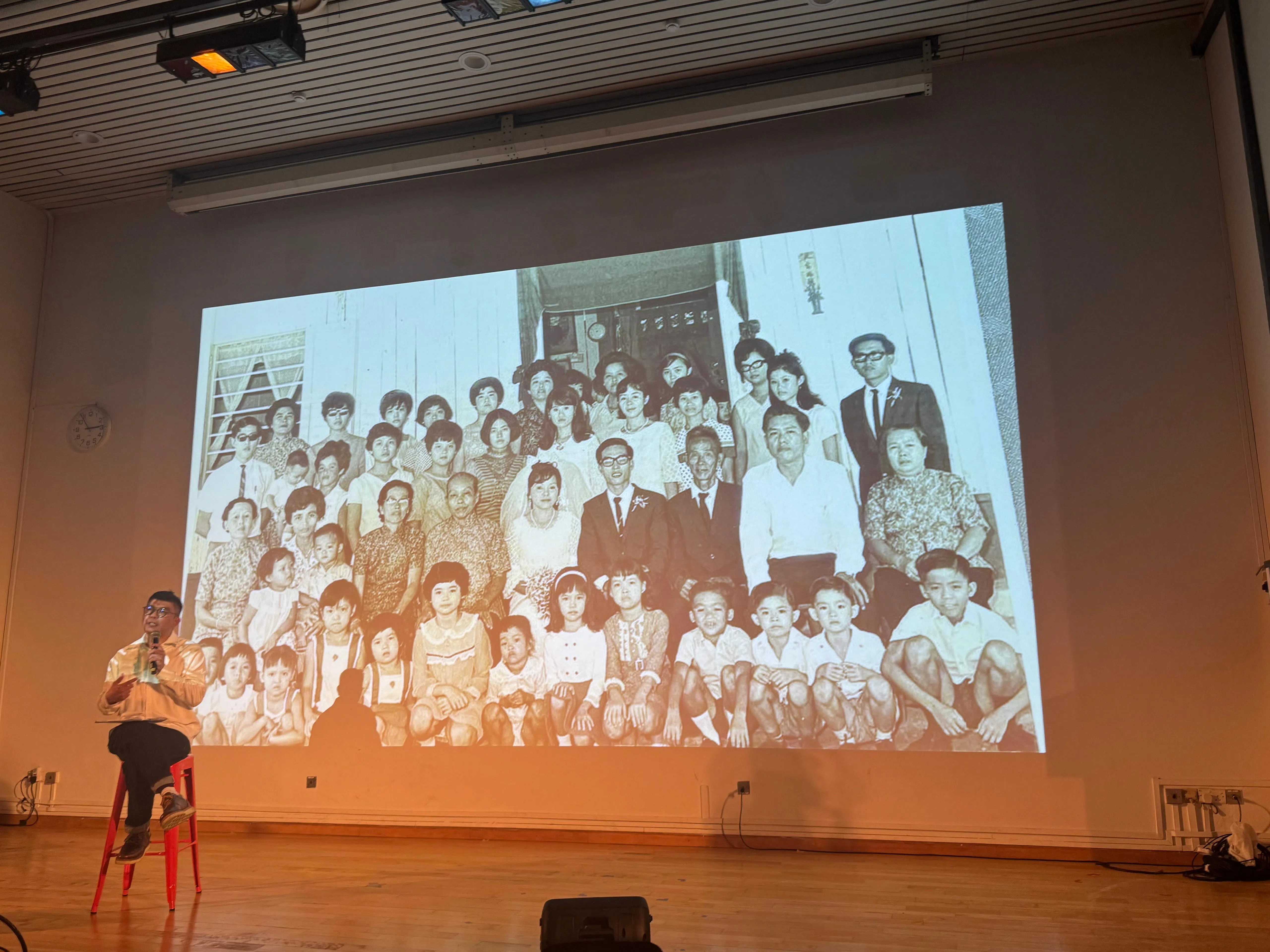 陈子谦导演通过电影讲述华人祖辈的历史面貌。（联合学生通讯员摄影施策摄）