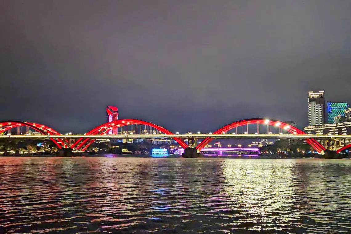 红光大桥是柳江的标志之一。（客桑摄）