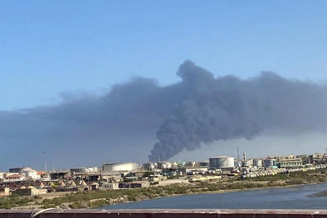 苏丹武装部队指责快速支援部队的袭击导致其中一个油库起火，火势蔓延引起爆炸。（路透社）