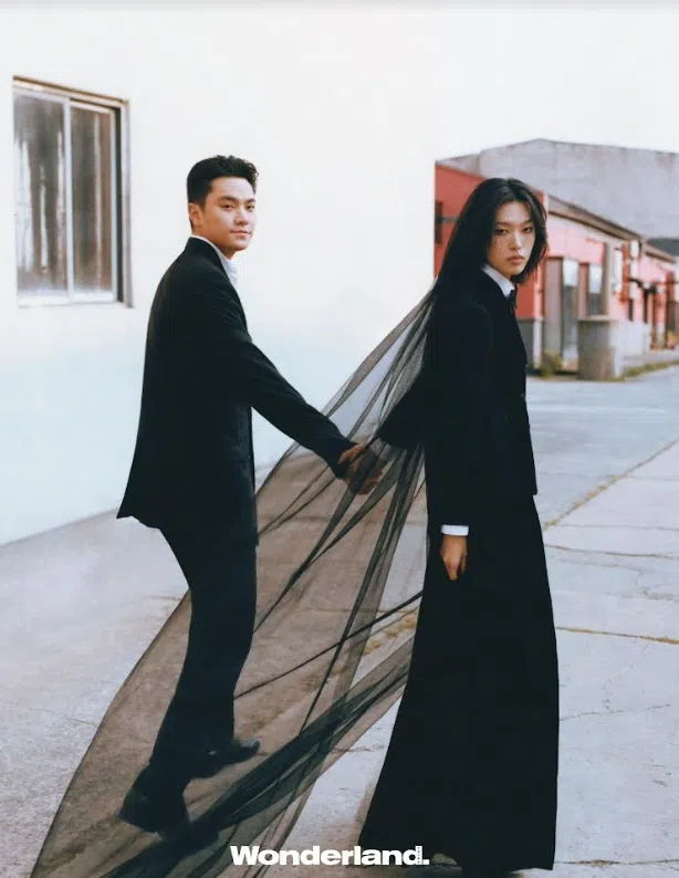 王令尘（左）和游天翼的结婚照拍得很酷。（取自王令尘微博）