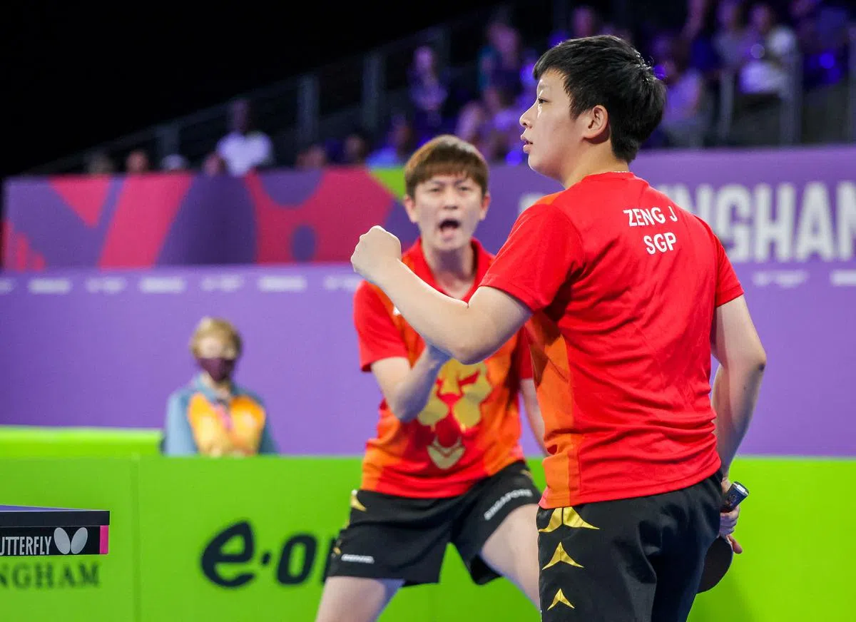 混双组合周哲宇（左）和曾尖在铜牌战胜出。（叶振忠摄）