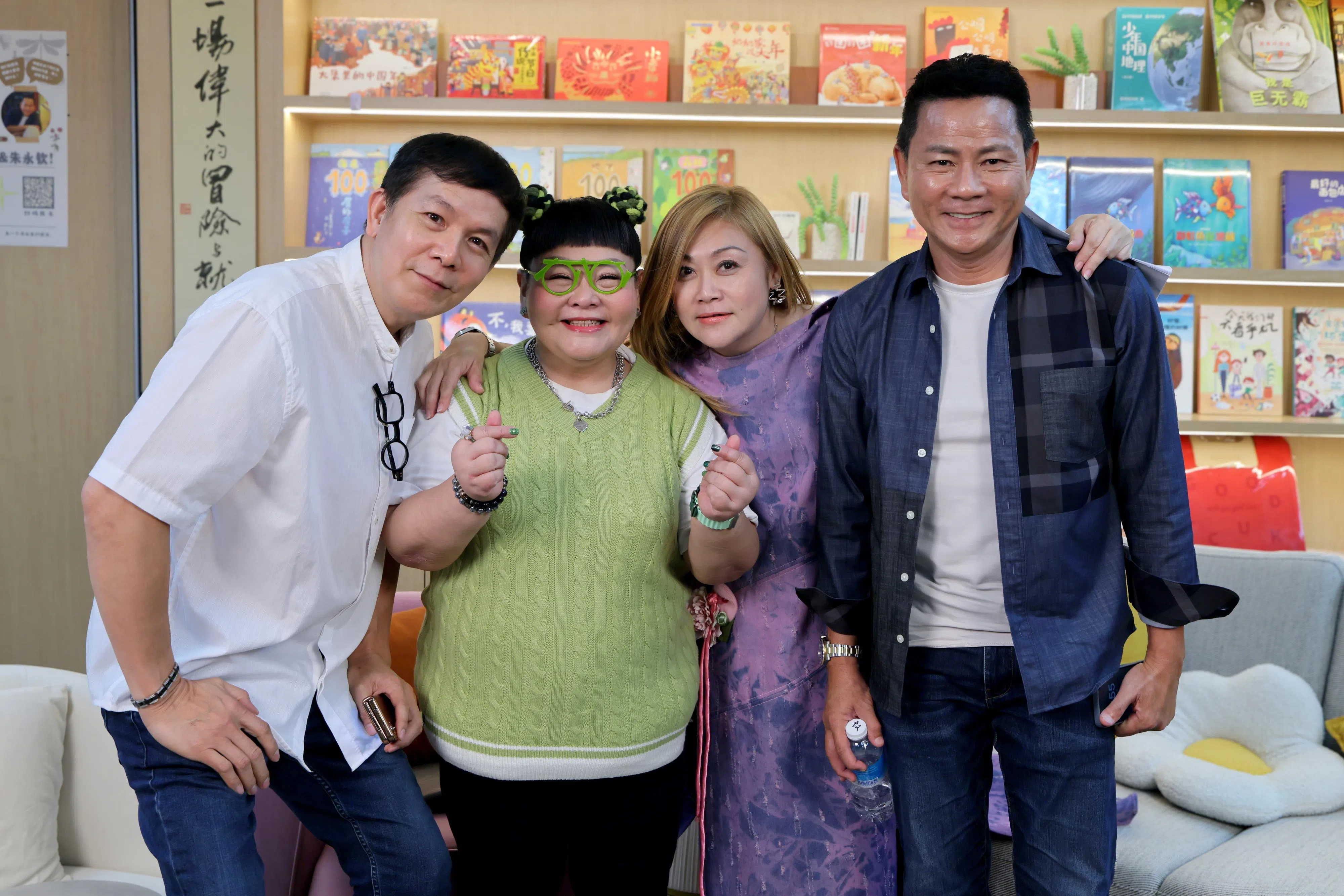 林益盛（左起）和郑荔芬接受杨莉冰和朱永钦访问聊诈骗经历。（龙国雄摄）