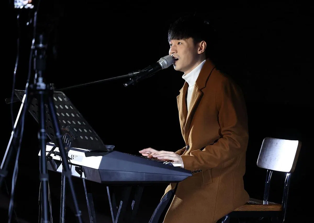 黄长俊自弹自唱完成一个半小时的演出。（唐家鸿摄）