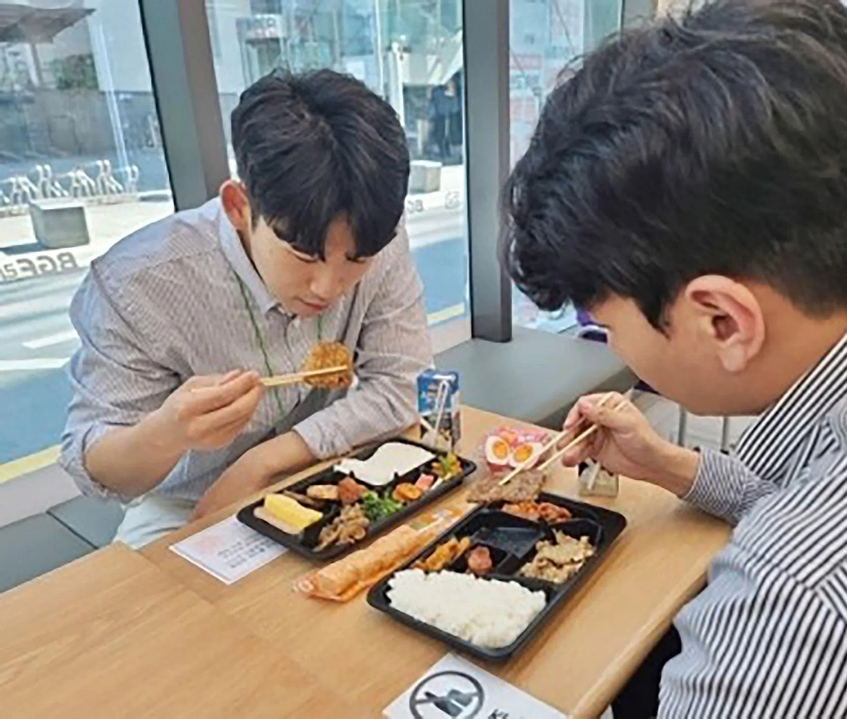 为节省午餐费，在便利店解决午餐的韩国上班族不断增加。（CU便利店提供）